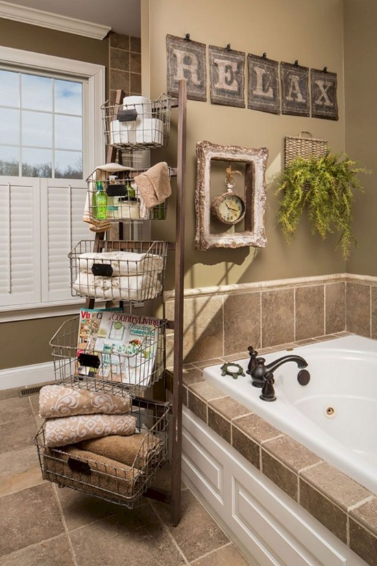 Holzleiter Deko passend im Wohnbereich einsetzen badezimmer regal praktisch