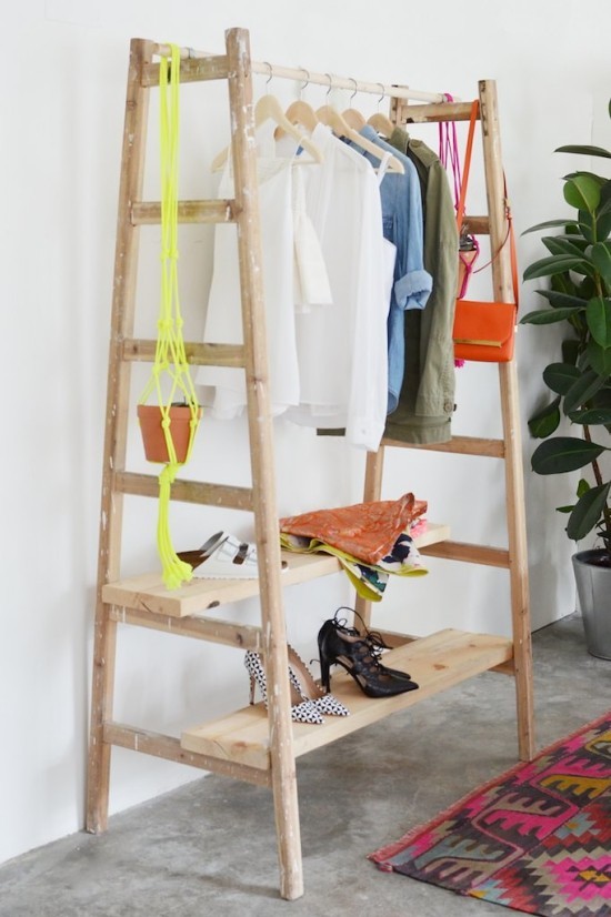 Holzleiter Deko passend im Wohnbereich einsetzen kleiderschrank garderobe offen