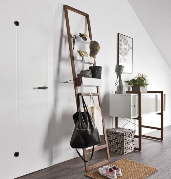 Holzleiter Deko passend im Wohnbereich einsetzen minimalistisch schick schwarz