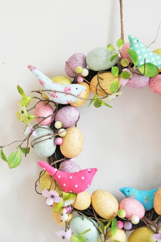 Osterkranz basteln – kreative Bastelideen und Tipps pastellfarben kranz mit vögelchen und eiern
