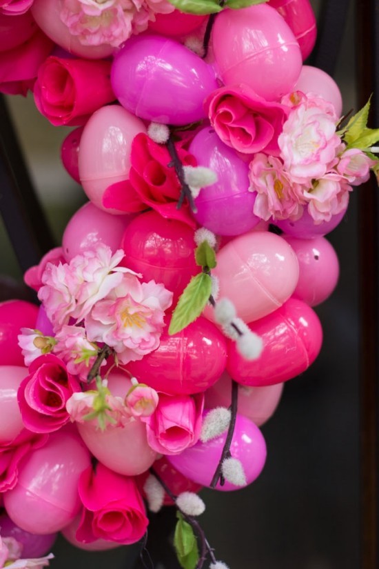 Osterkranz basteln – kreative Bastelideen und Tipps rosa kranz mit plastik eiern