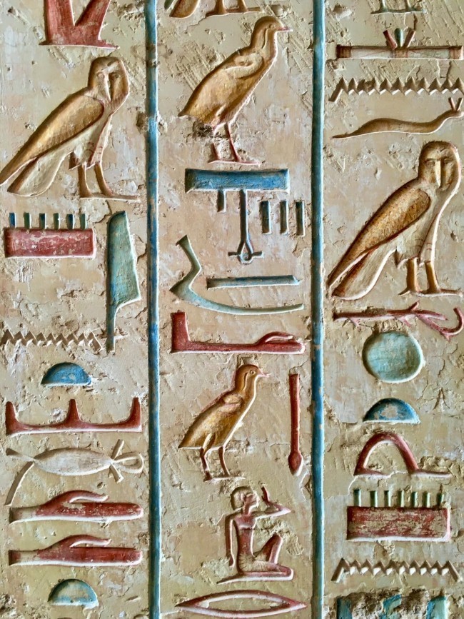 Visum für Ägypten benötigt Das sollten Sie vor der Einreise wissen! bunte hieroglyphen in einem tempel