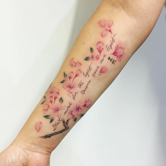 frauen tattoos kirschblüten tattoo