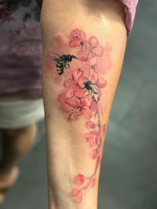 frauen tattoodesigns kirschblüten tattoo
