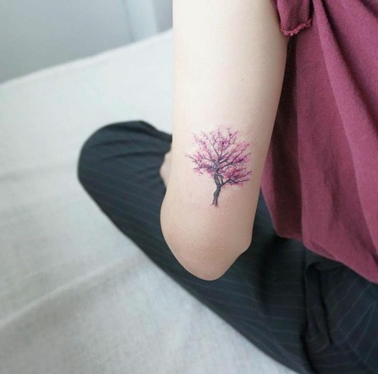 frauentattoo oberarm tattoo kirschblüten tattoo