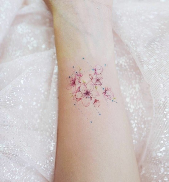 handgeleng tattoo kirschblüten tattoo