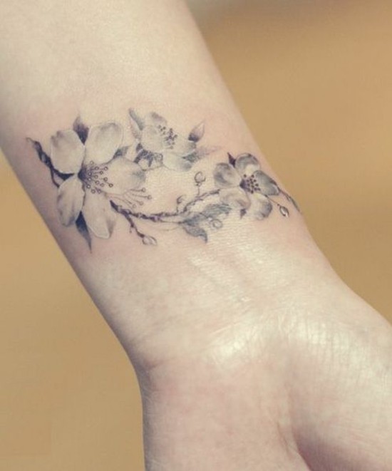 kirschblüten tattoo kleine frauen tattoos handgelenk tattoo