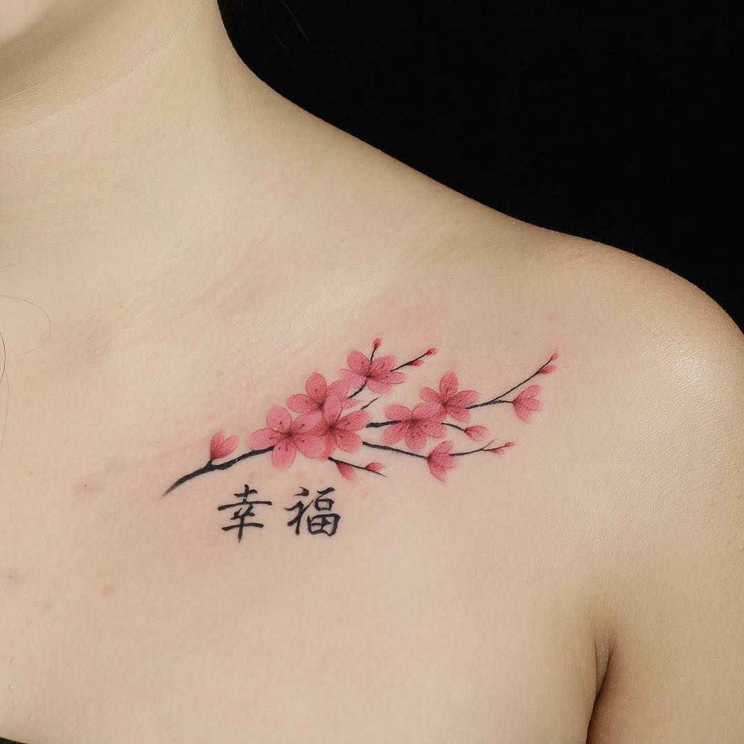 kirschblüten tattoo schulter frauen tattoo ideen