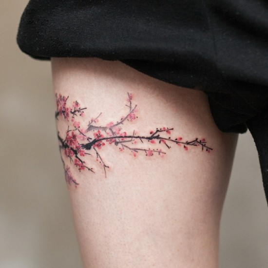 oberschenkel tattoo kirschblüten tattoo ideen
