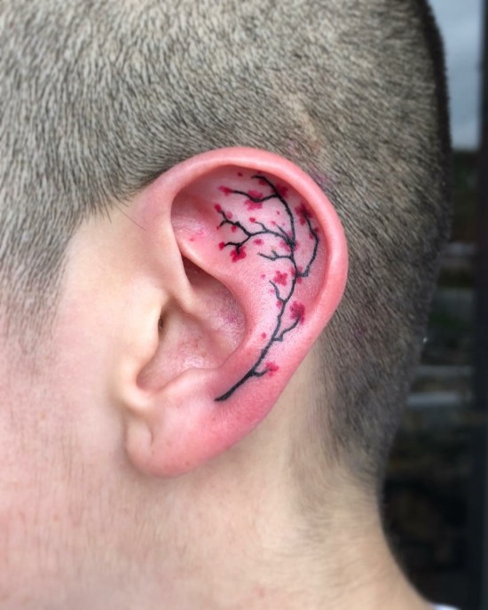 ohr tattoo ideen kirschblüten tattoo