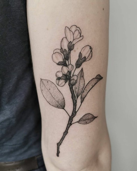 schwarz weiße tattoos kirschblüten tattoo