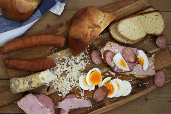 Festliche und traditionelle Osterfrühstück Ideen und Rezepte Osterjause frühstück salami
