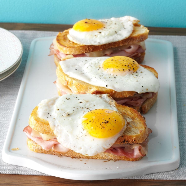 Festliche und traditionelle Osterfrühstück Ideen und Rezepte french toast mit eier und schinken