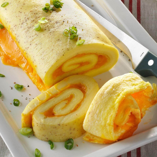 Festliche und traditionelle Osterfrühstück Ideen und Rezepte omelett rolle mit käse