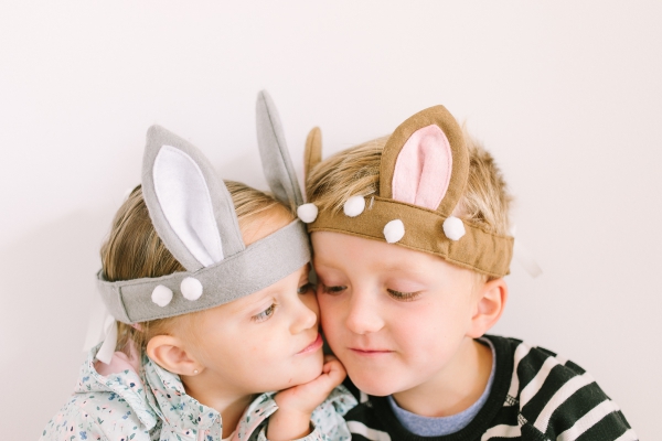 Hasenohren basteln – Ideen und Anleitung zum Ostern kinder mit stoff oster hasen ohren