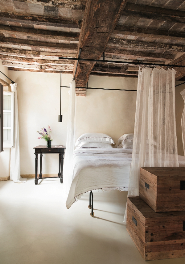 Italienische Schlafzimmer – Eleganz, Stil und Komfort durch italienische Möbel rustikales zimmer holzdecke