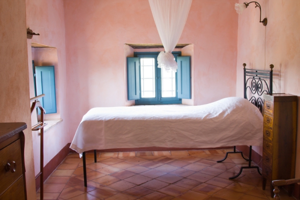 Italienische Schlafzimmer – Eleganz, Stil und Komfort durch italienische Möbel vintage stil rosa wände