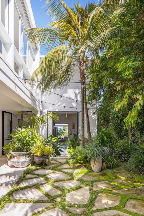 Kreative und schöne Vorgarten Ideen und Gestaltungstipps exotischer vorgarten palmen moos