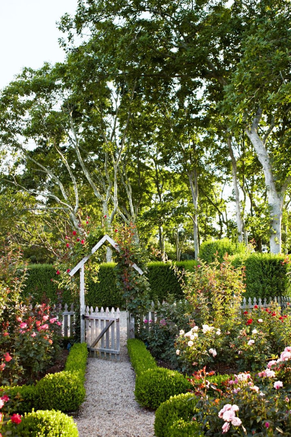 Kreative und schöne Vorgarten Ideen und Gestaltungstipps rosengarten mit hecken rand