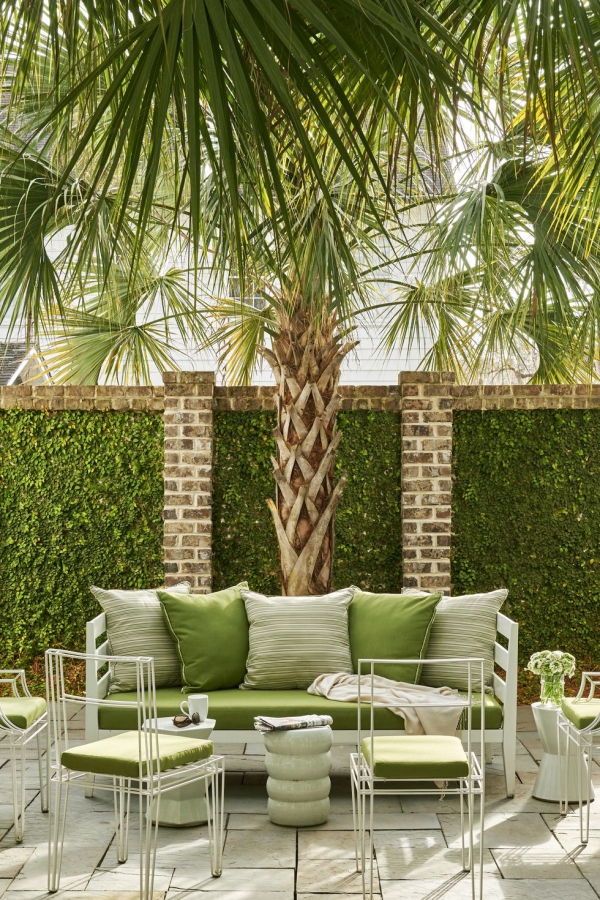 Kreative und schöne Vorgarten Ideen und Gestaltungstipps vorgarten hecken und palmen tisch