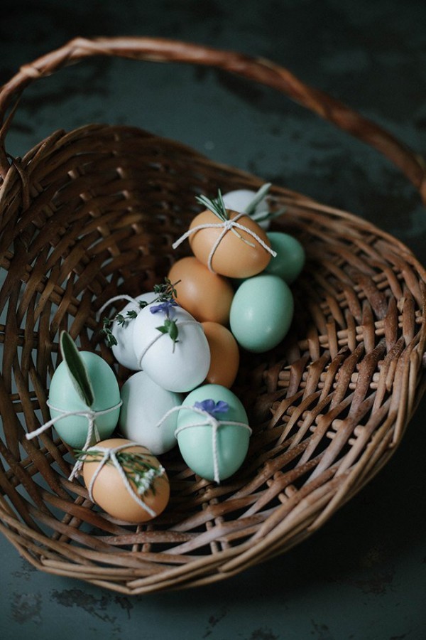 Osterdeko basteln aus Naturmaterialien natürlich bemalte eier dekorieren