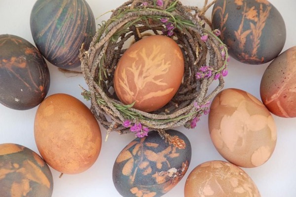 Osterdeko basteln aus Naturmaterialien natürlich bemalte eier