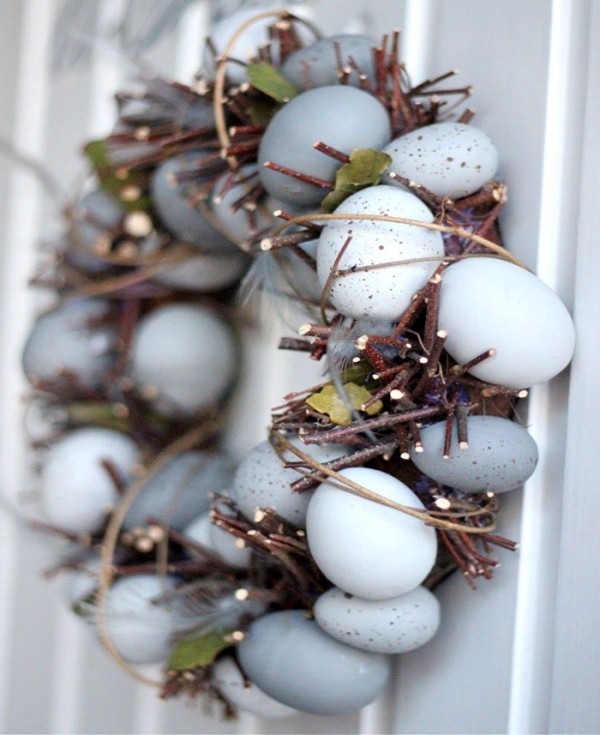 Osterdeko basteln aus Naturmaterialien türkranz mit zweigen und eier