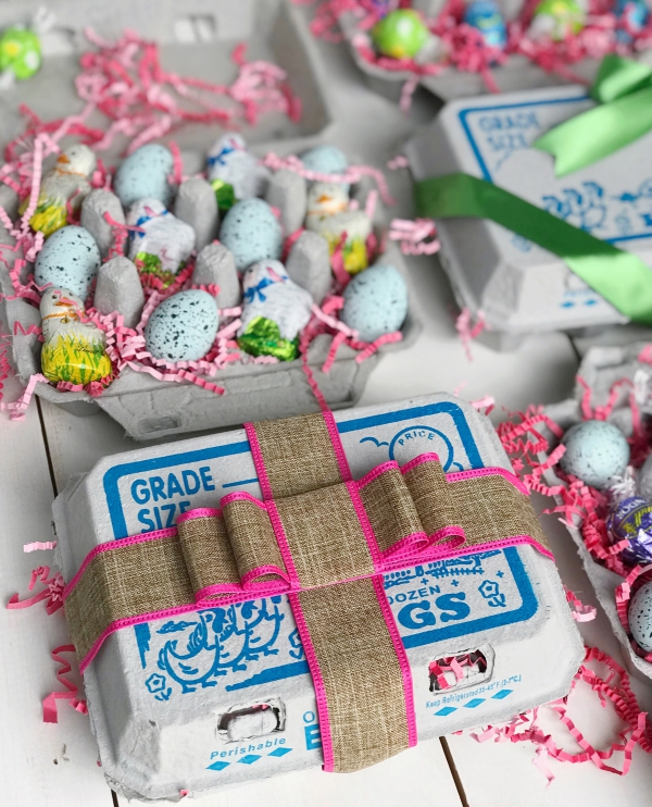Ostergeschenke basteln eierkartons dekorieren papier jutestreifen