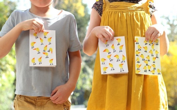 Osterkarten basteln – 60 festliche Ideen und Anleitungen kinder mit osterkarten kücken