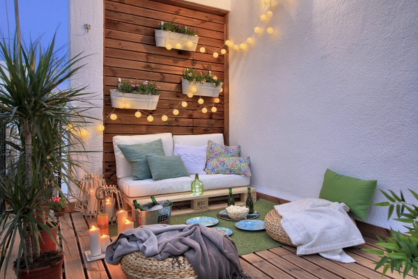 Terrassen Deko Ideen für große und kleine Außenbereiche balkon mit holz boden paletten möbel