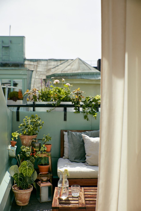 Terrassen Deko Ideen für große und kleine Außenbereiche blick nach außen blumen hübsch