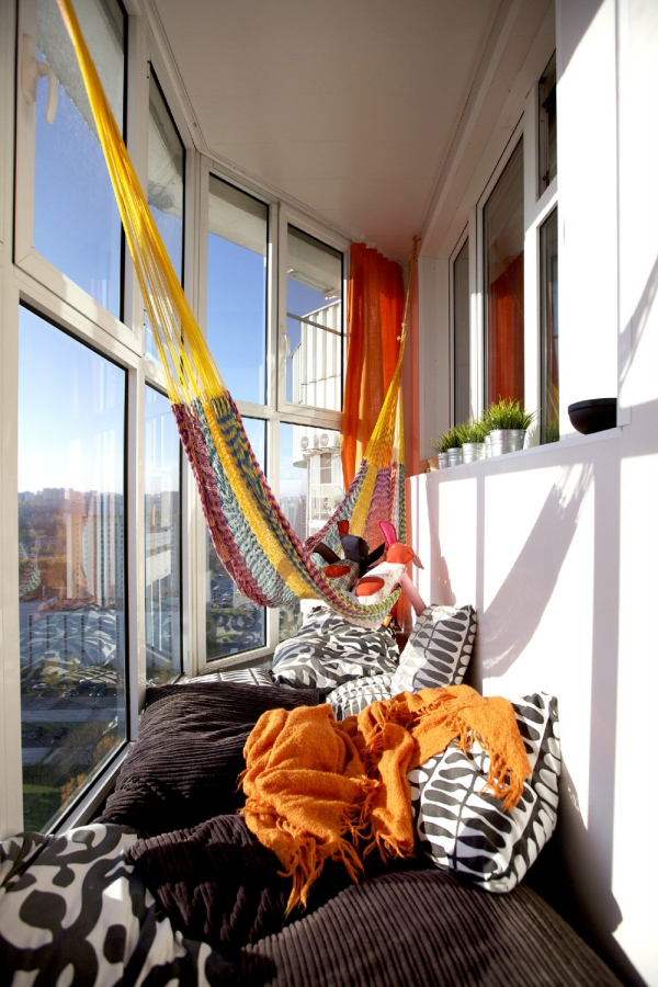 Terrassen Deko Ideen für große und kleine Außenbereiche boho chic farbenfroh hängematte