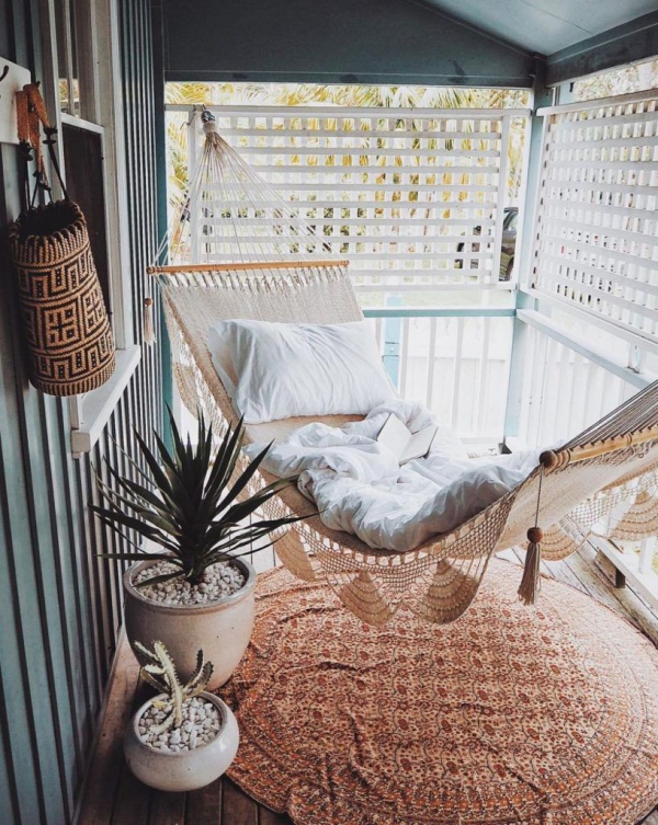 Terrassen Deko Ideen für große und kleine Außenbereiche boho hängematte mit teppich