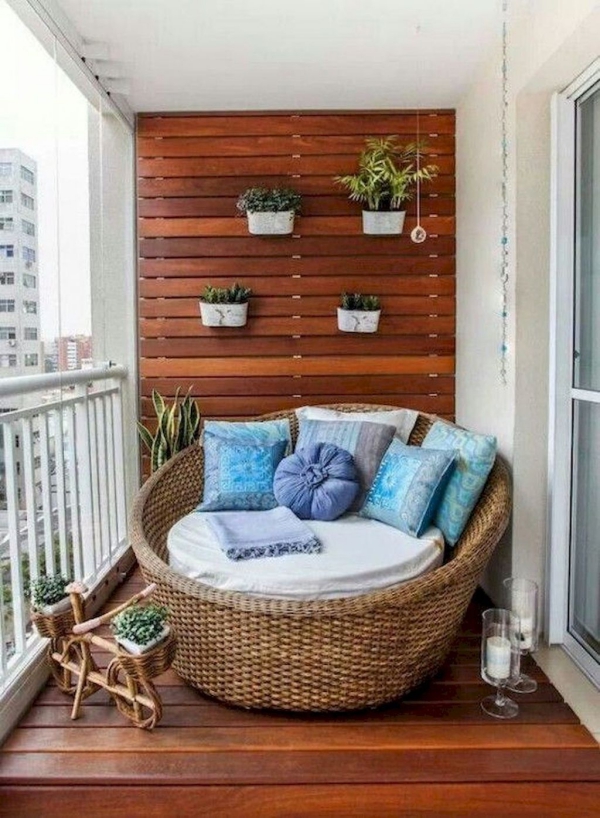 Terrassen Deko Ideen für große und kleine Außenbereiche holz optik balkon runder sofa