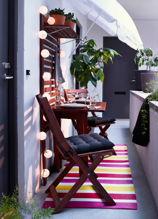 Terrassen Deko Ideen für große und kleine Außenbereiche kleiner balkon farbenfroh