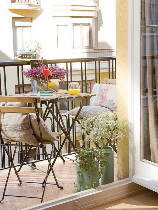 Terrassen Deko Ideen für große und kleine Außenbereiche kleiner balkon mit metall möbel