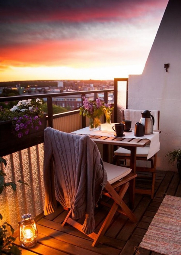 Terrassen Deko Ideen für große und kleine Außenbereiche romantik bei sonnenuntergang