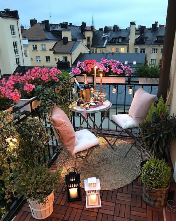 Terrassen Deko Ideen für große und kleine Außenbereiche romantisch mit laternen und blumen