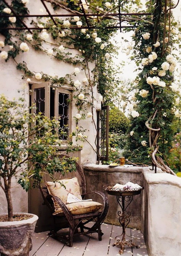 Terrassen Deko Ideen für große und kleine Außenbereiche rustikal vintage rosengarten hübsch