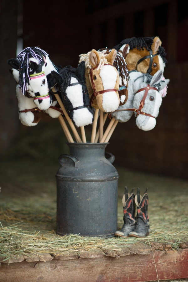 Cowboy Steckenpferd basteln mit Kindern in wenigen Schritten kuschelige niedliche pferde stall