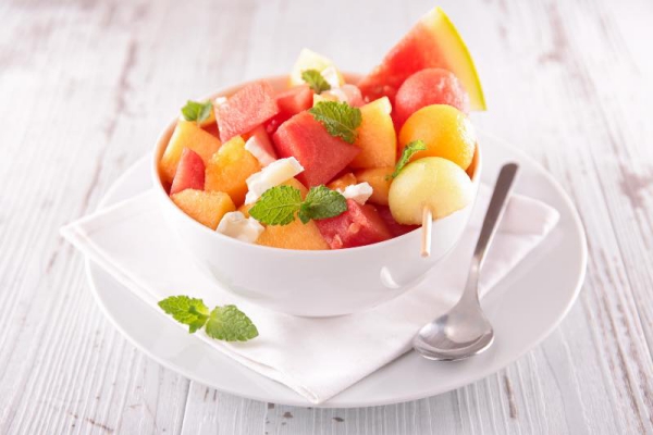 Köstliche gesunde Rezepte zum Abnehmen Obstsalat Melone Orangen Spieß