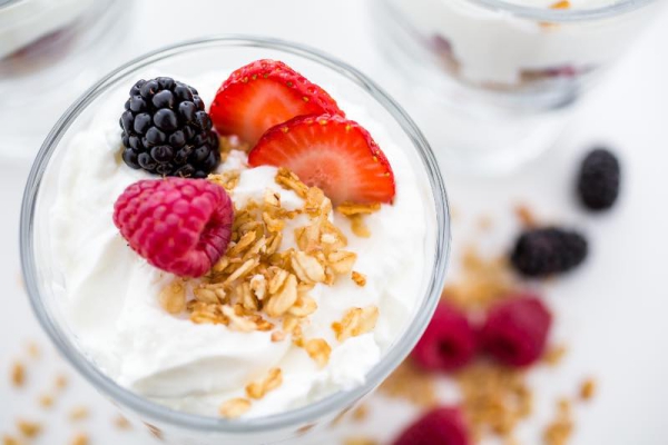 Köstliche gesunde Rezepte zum Abnehmen parfait joghurt mit obst