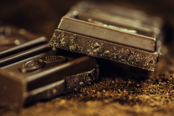 Leckere, gesunde und natürliche Stimmungsaufheller für schlechte Laune dunkle schokolade und kakao
