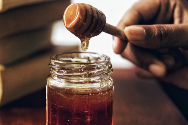 Leckere, gesunde und natürliche Stimmungsaufheller für schlechte Laune honig flüssiges gold