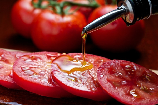 Leckere, gesunde und natürliche Stimmungsaufheller für schlechte Laune tomaten scheiben mit olivenöl