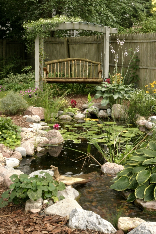 Moderne Gartenteich Ideen und Tipps für Ihren Traumgarten grüner teich hübsch mit sitzband