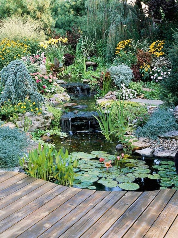 Moderne Gartenteich Ideen und Tipps für Ihren Traumgarten hübscher teich mit vielen pflanzen