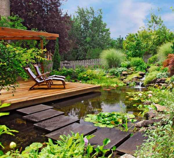 Moderne Gartenteich Ideen und Tipps für Ihren Traumgarten liegen patio neben teich natur