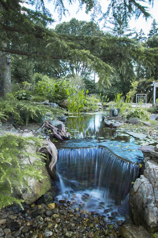 Moderne Gartenteich Ideen und Tipps für Ihren Traumgarten wasserfall natur inspiriert immitation