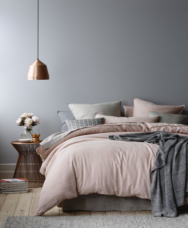 Wandfarbe Hellgrau und wie Sie sie richtig einsetzen graue wände schlafzimmer feminin rosa bett